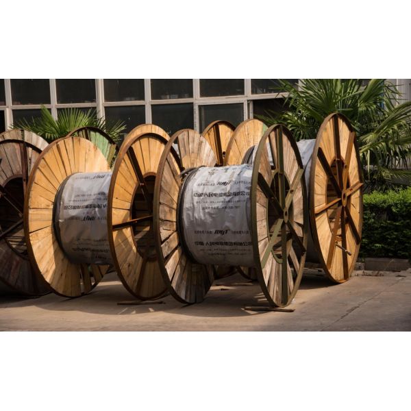 Medium Voltage XLPE Insulated Power Cable 15kV Rated Voltage 3 Core Steel Armored Cable