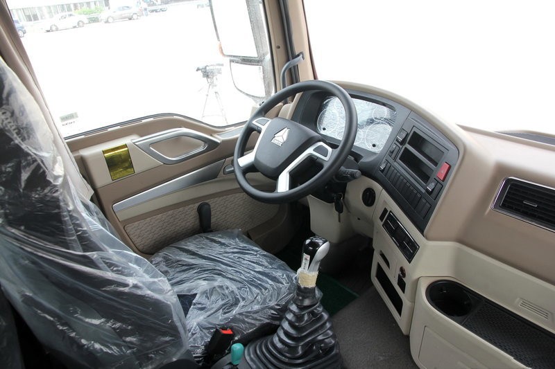 Long Distance Heavy Transport Truck , Sinotruk Howo T5G Commercial Truck Trailer