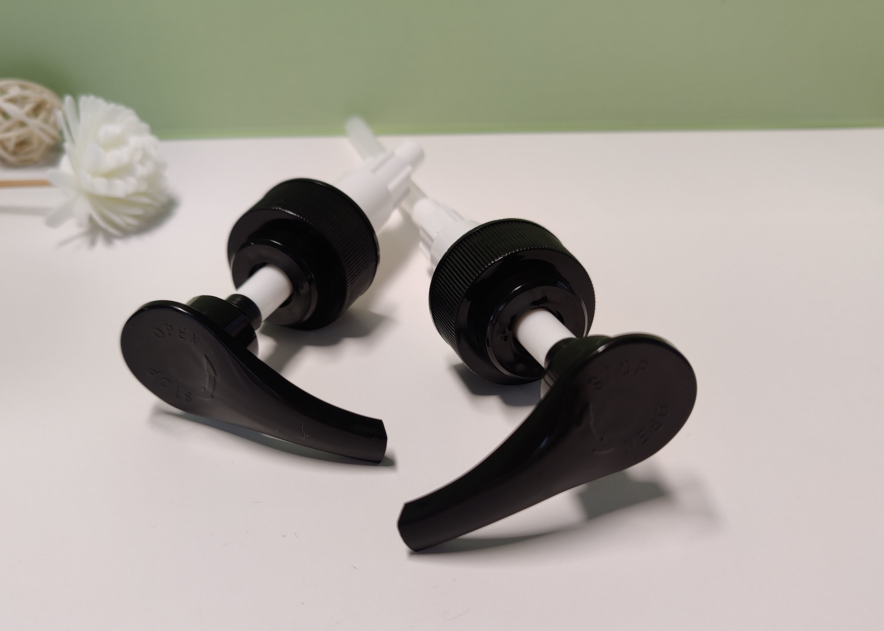 33 Mm Pp Ribbed Surface Lotion Dispenser Pump For Liquid Bottle