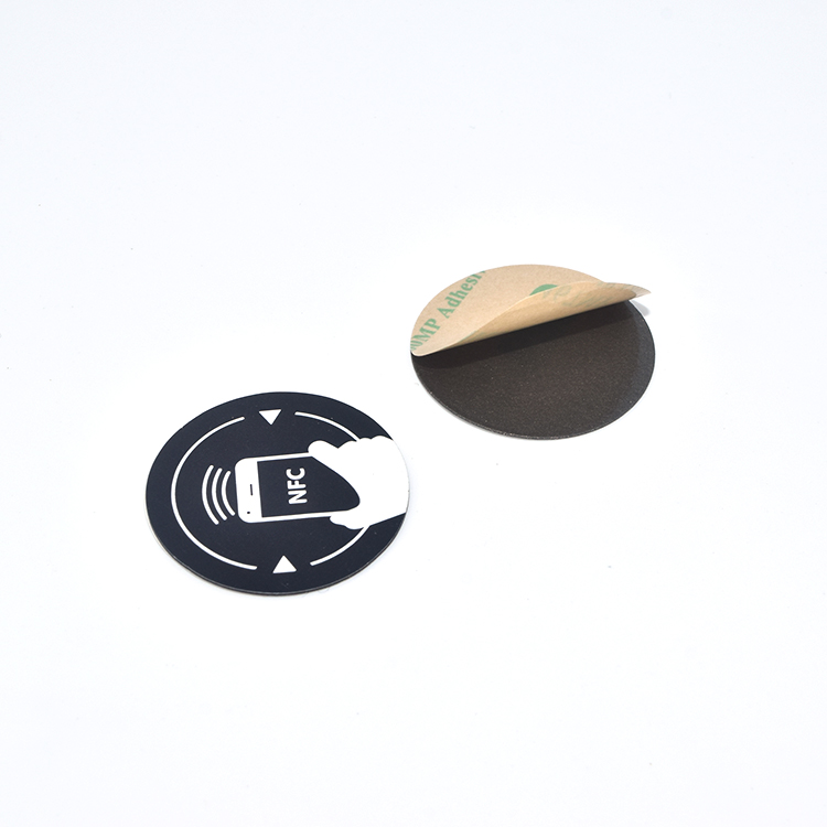 Custom waterproof PET on duty on metal 213 nfc label nfc215 RFID sticker anti-metal nfc tag
