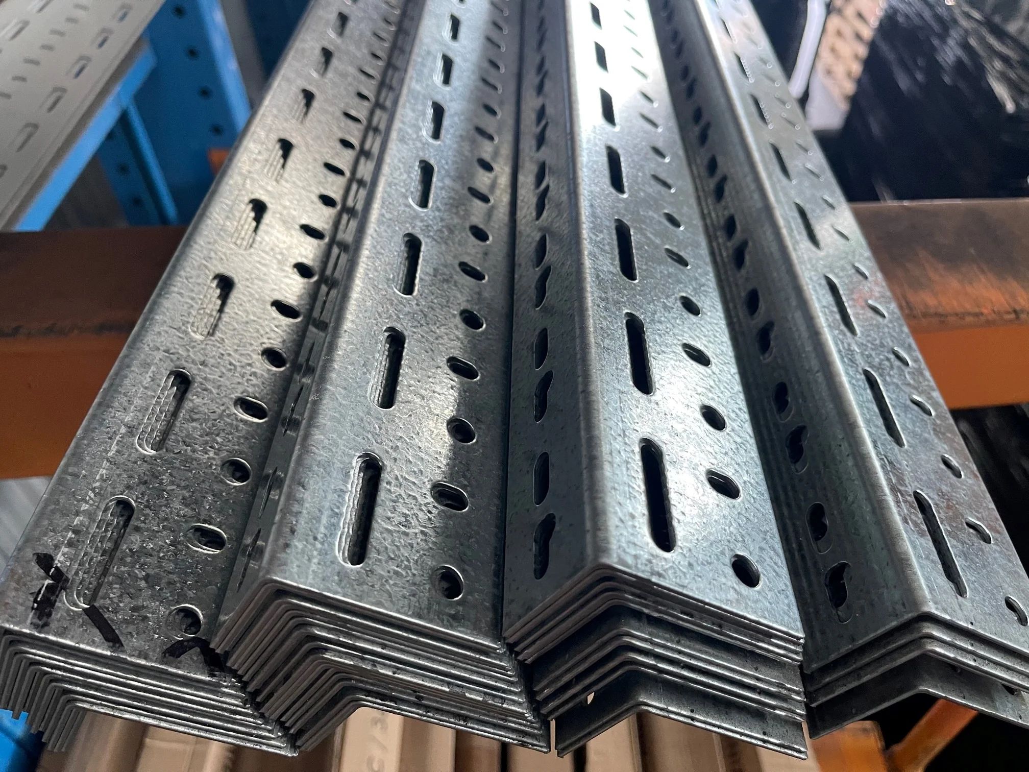Q235/Q345/SS400/ST37-2/ST52/Q420/Q460/S235JR/S275JR/S355JR Angle Steel Widely Used in Large Scale Structural Projects