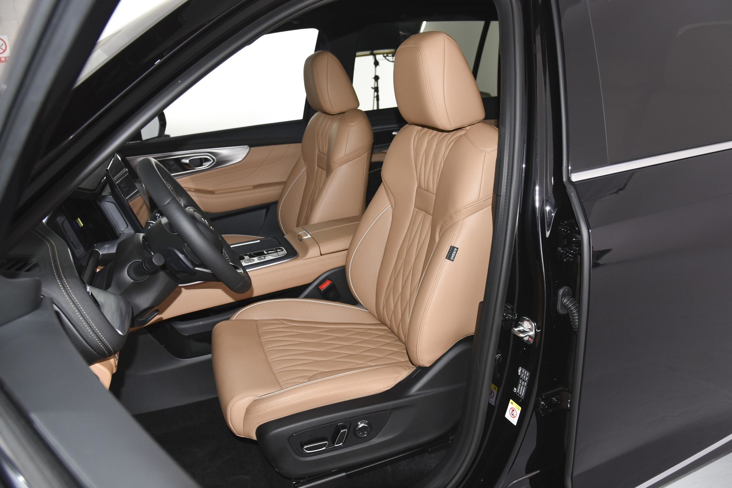The 2023 GAC Trumpchi GS8 2.0T 7 Seat Large Luxury SUV Is Available In Two Wheel Drive And Four Wheel Drive.