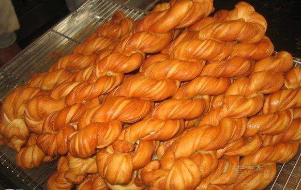 Automatic pouring oil twist making machine,fried dough twist making machine,Chinese doughnut making machine
