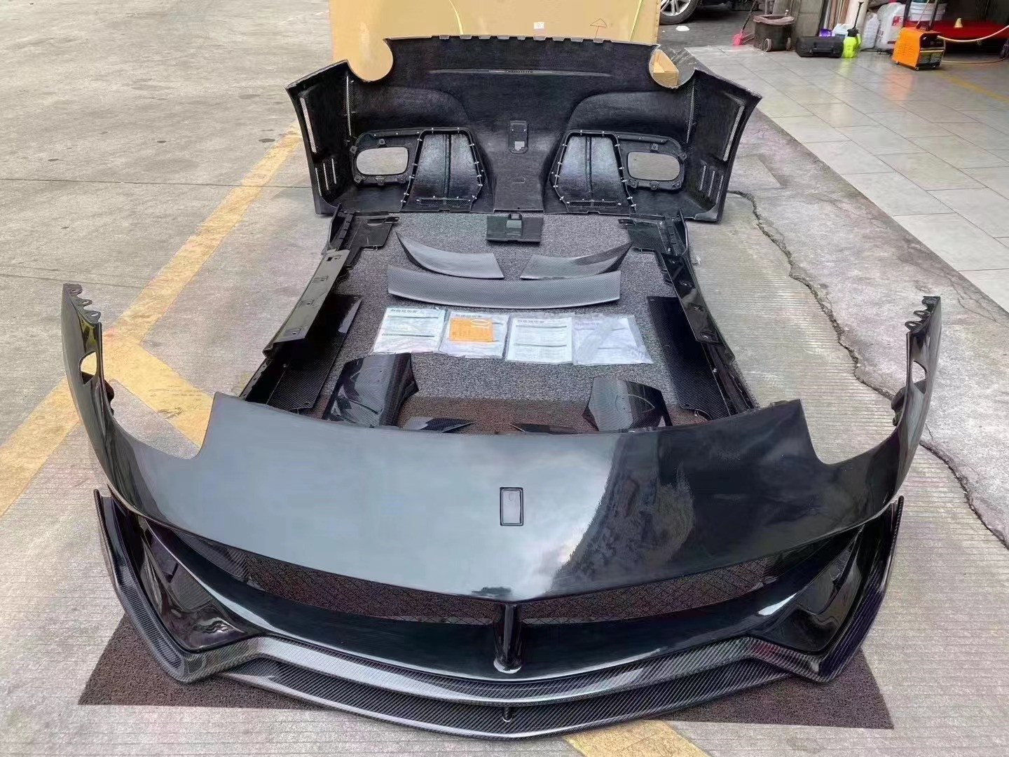 For Ferrari F12 Carbon Fiber Body Kit F12 Upgrades the SVR-style Front and Rear Bumper Spoilers With Hood Fenders