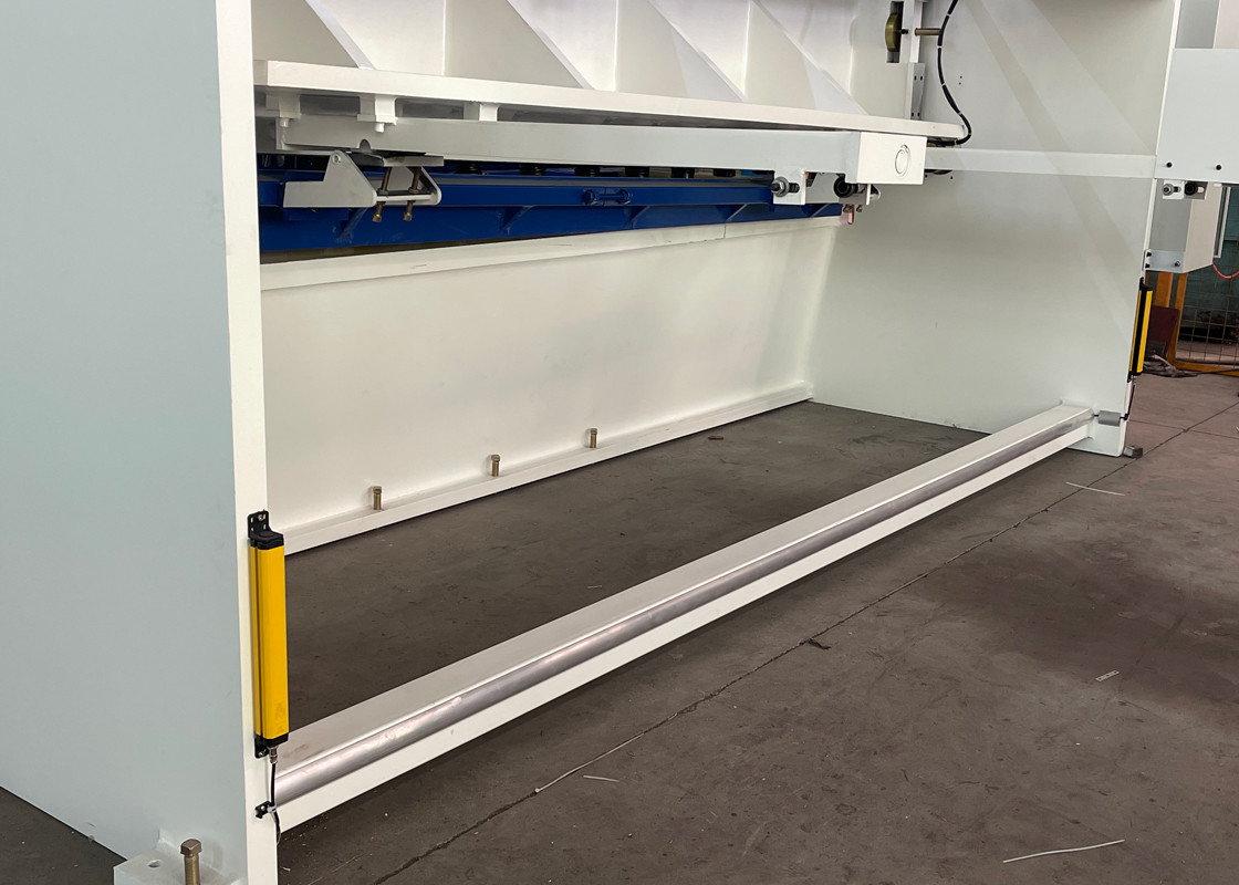 DELEM DAC360T Controller Hydraulic Guillotine Shearing Machine For Precise 8mm Cutting