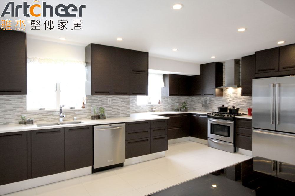 Veneer Finish Dark Brown Kitchen Cabinets with Solid Wood Material and Handless Design