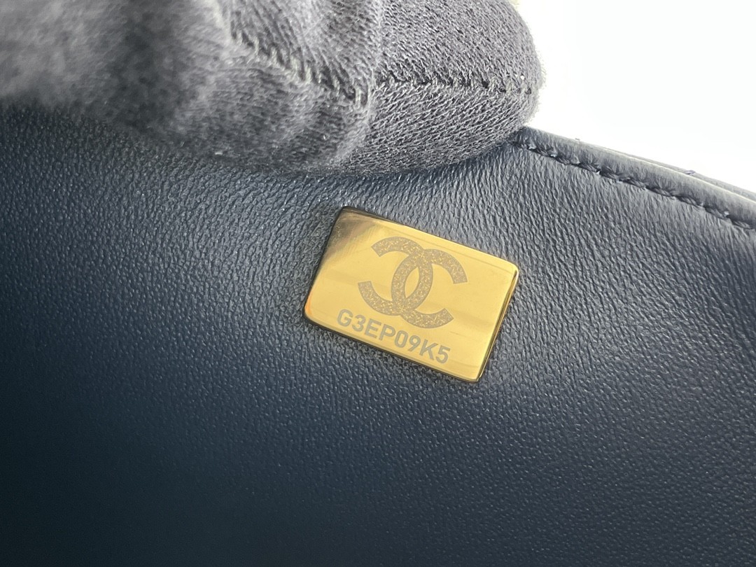 Small Chanel Branded Ladies Handbag Caviar Grained Calfskin & Gold Tone Metal