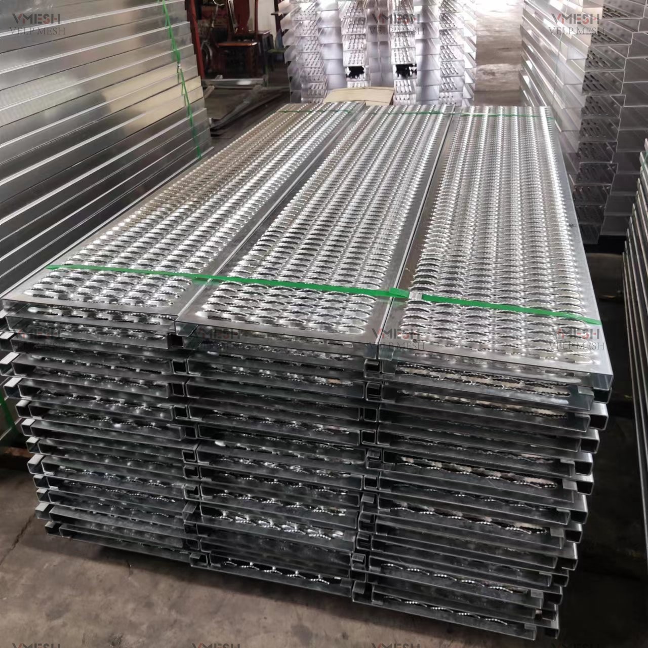 Galvanized 2.5mm Thickness Metal Ladder Rungs Heavy Duty Lightweight