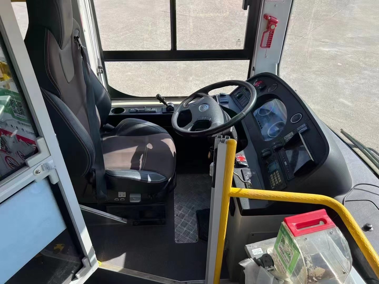 Used Electric Bus Yutong City Bus ZK6815 Battery Life 280km 23 Seater 59 Passengers Pubilc Transportation