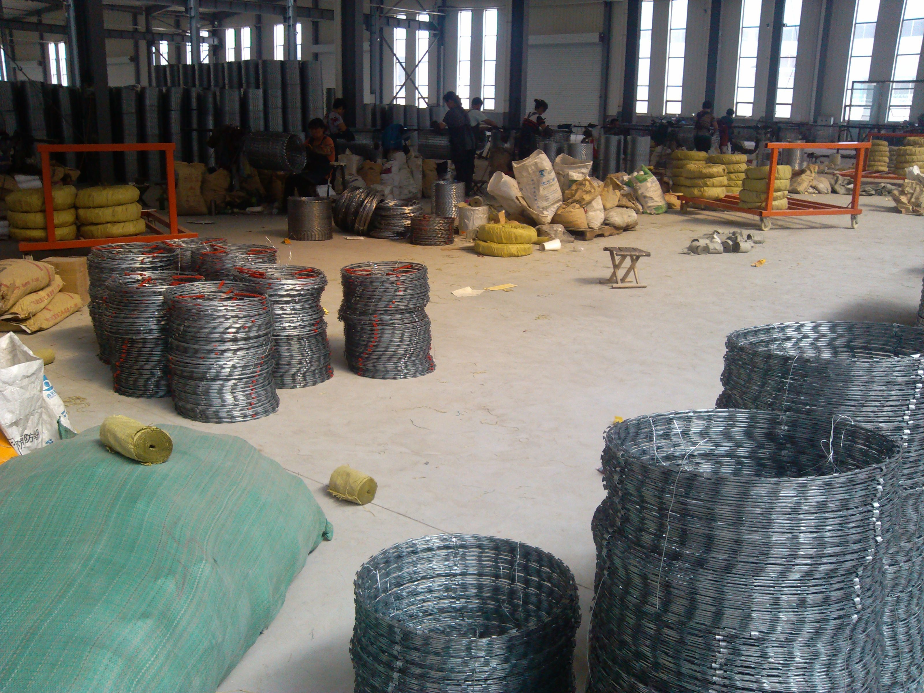 Hot Dipped Galvanized Razor Barbed Wire BTO 22 450mm Coil 0.8mm thickness