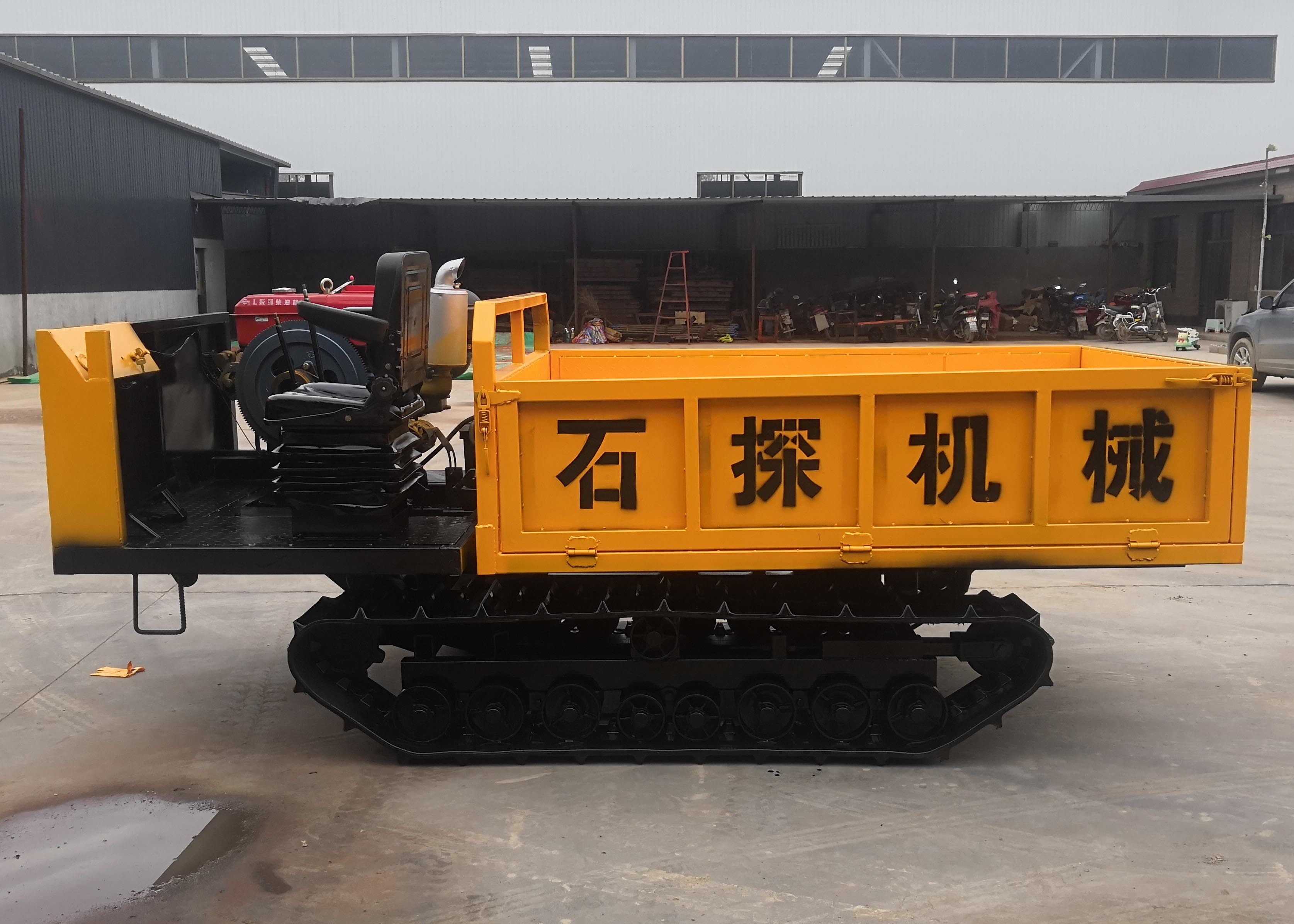 Simple Structure Track Transporter / Rubber Track Dumper With Low Fuel Consumption