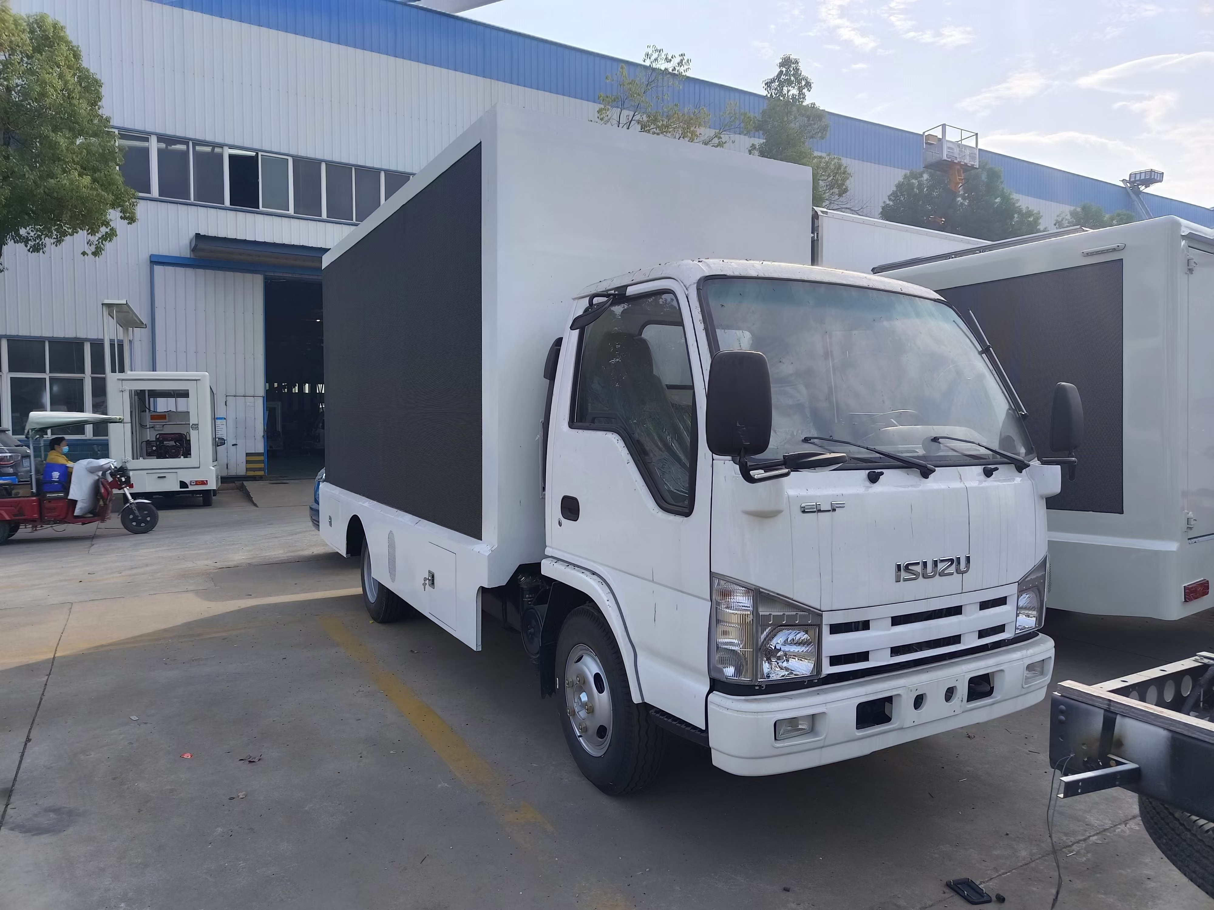 Japanese Brand Isuzu Mobile Led Truck Advertising P3 P4 P5 Small LED Mobile Led Display Trailer