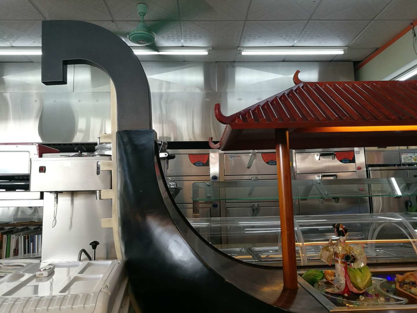 Boat Shaped Commercial Buffet Equipment Mahogany Made Refrigerated Sushi Buffet Counter