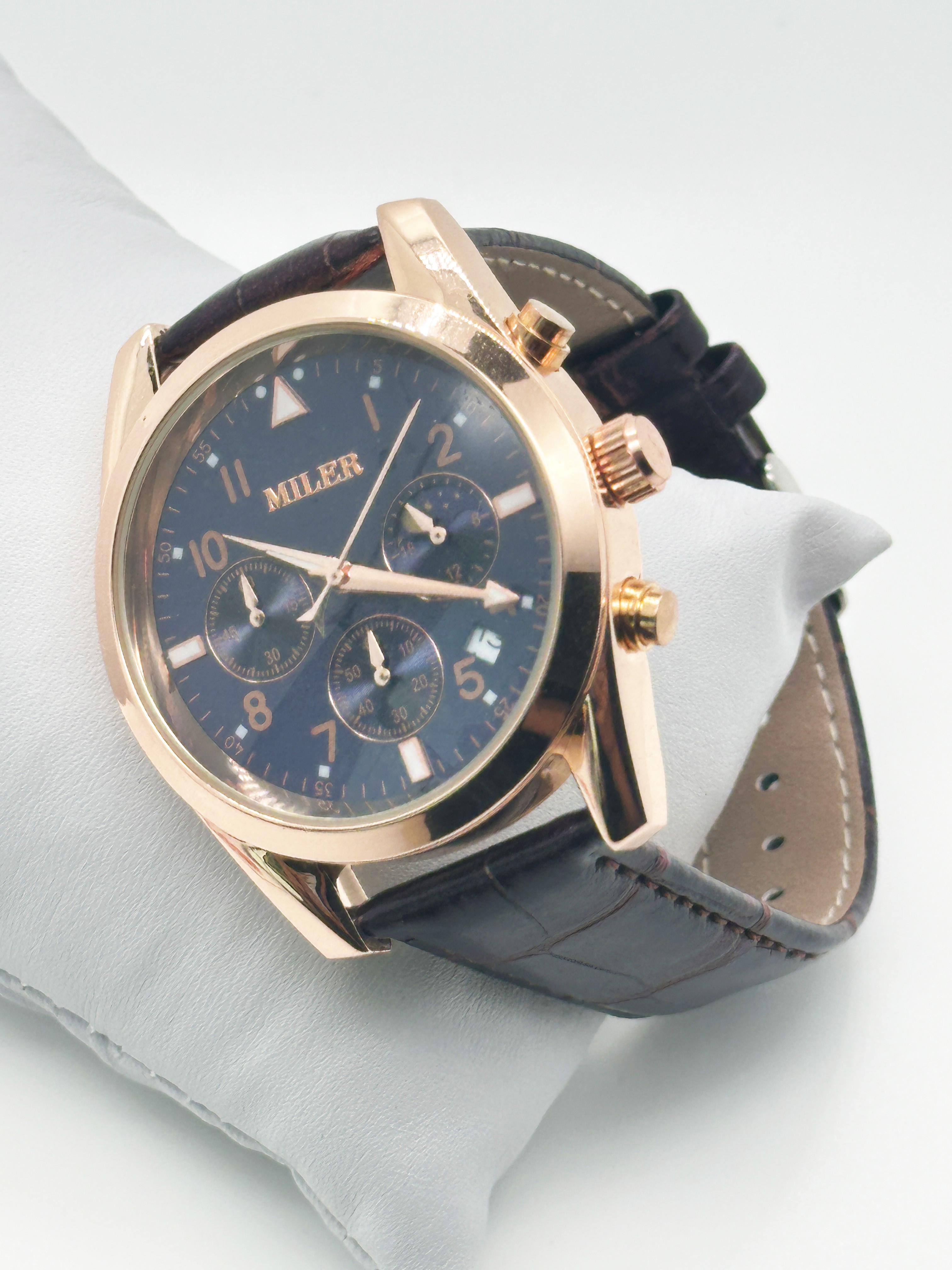 Classic Luxury Men Quartz Watch Waterproof Round Fashionable Mens Watches