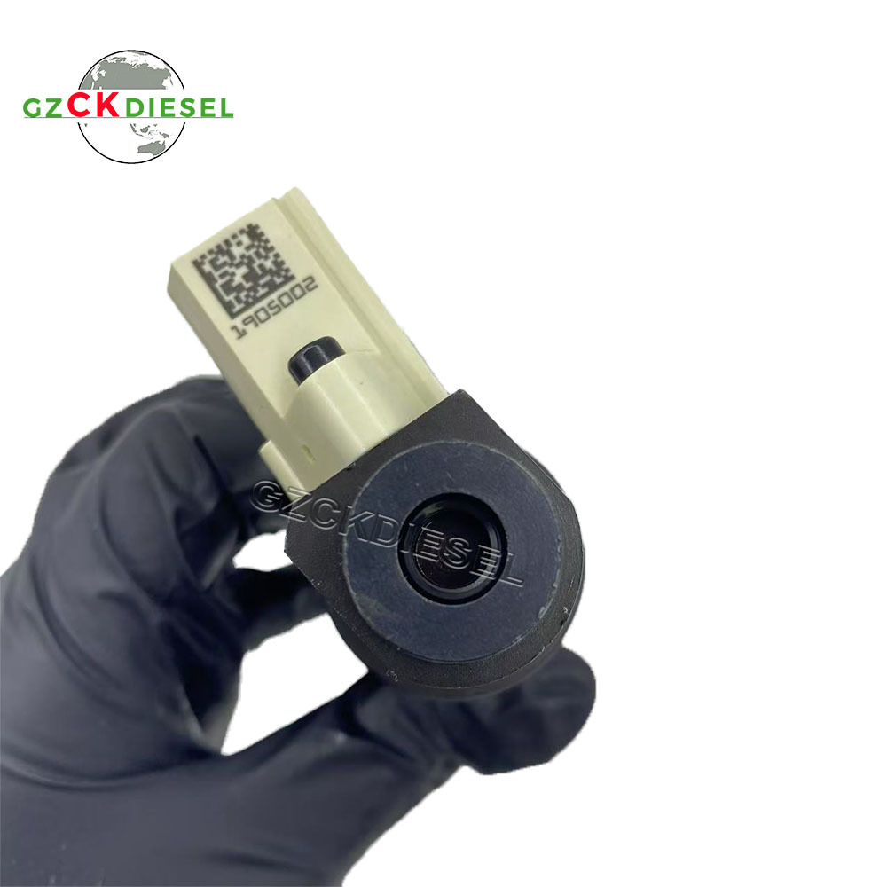 Fuel Injector 1905002 1725282 BEBJ1A00101 1661060 BEBJ1A00201 for XF85 XF105 MX265 Engine