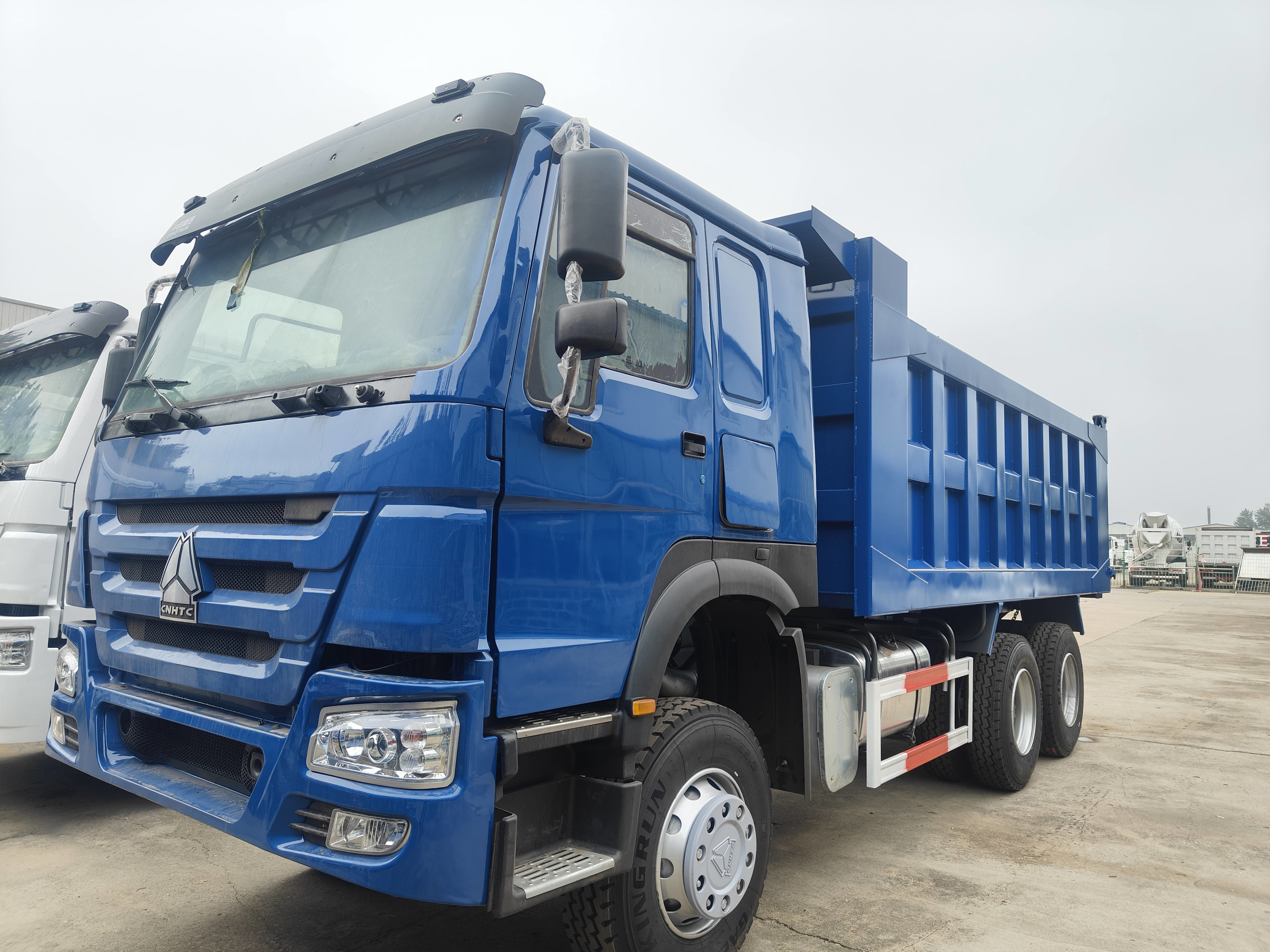 Truck In Africa Howo Dump / Tipper 6*4 Blue Color 10 Wheels With High Refubished New Bucket