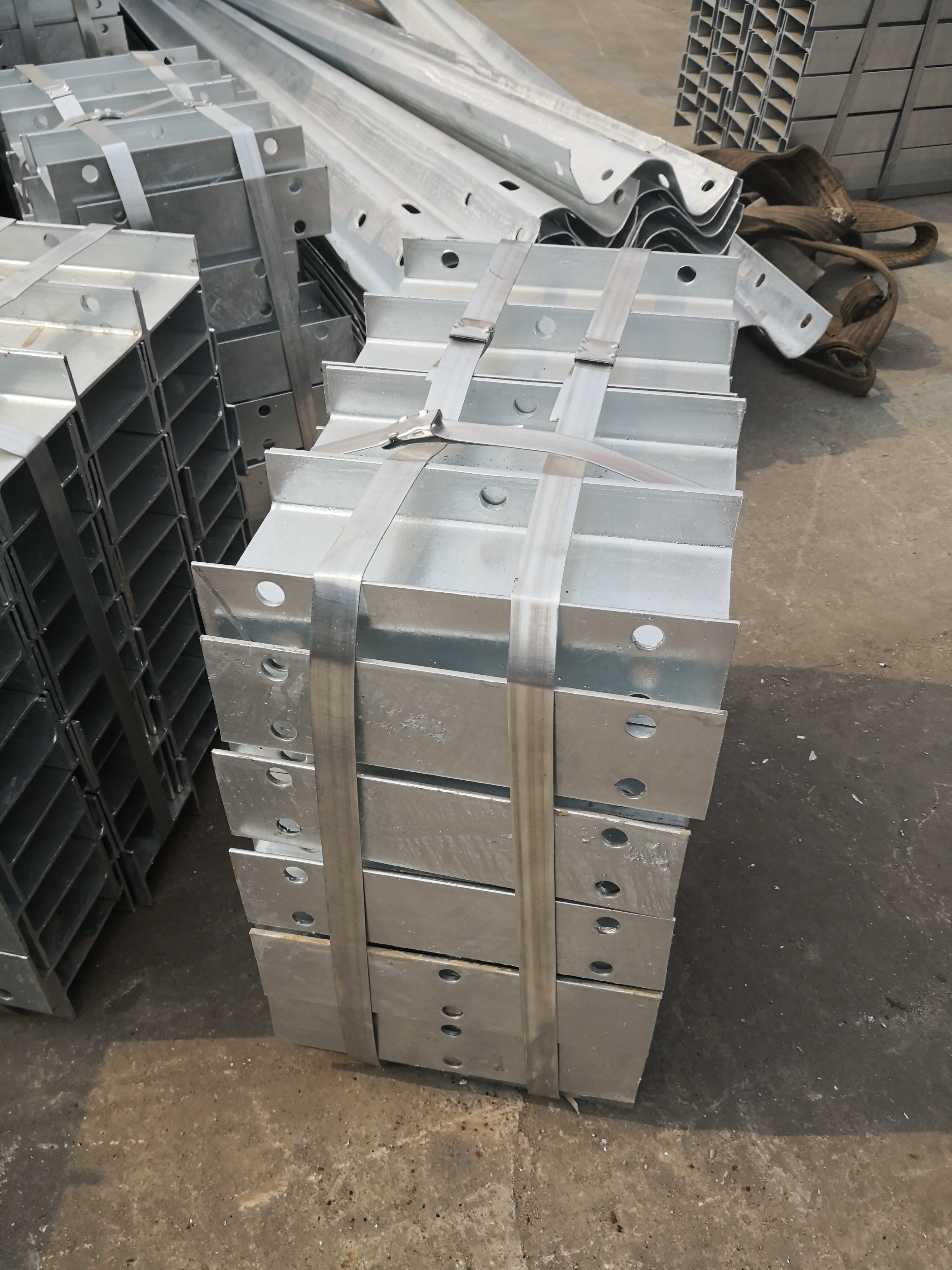 Outdoor Security Hot Dipped Galvanized W Beam Guardrail with Steel H Post and Spacer