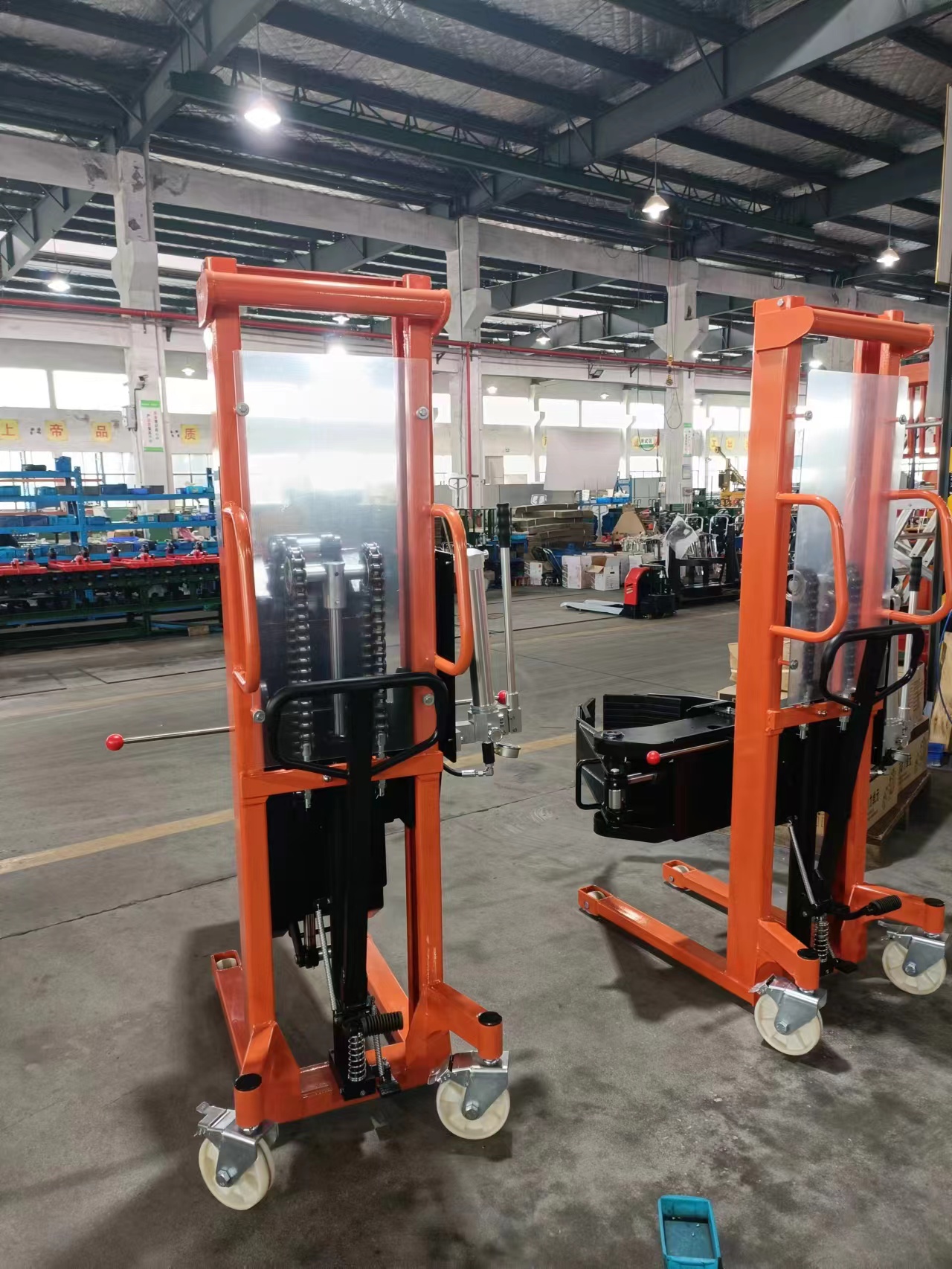 Easy-to-operate manual paper roll stacker roll lifter with clamps and nylon wheels 90 180 360 rotation