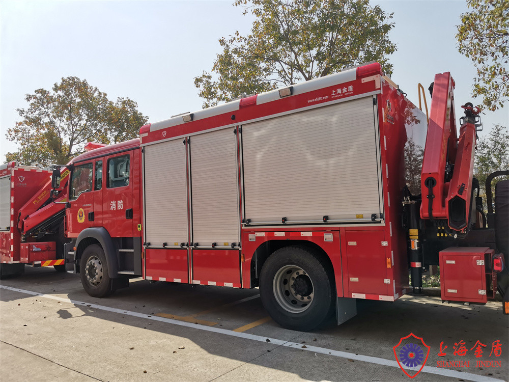 4x2 Drive Six Firefighters Rescue Fire Truck with Powerful Crane and Winch