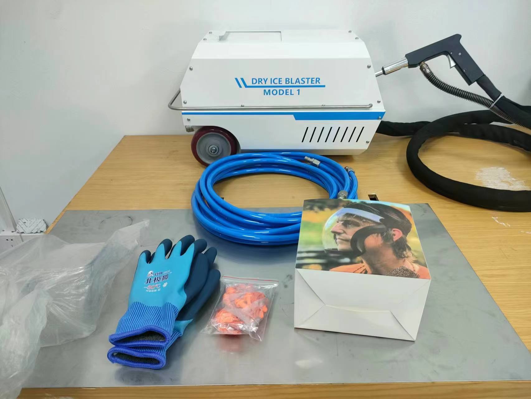 LIANGUI Portable Dry Ice Cleaning Machine For Car Front Cabin Cleaning Dry Ice Blaster