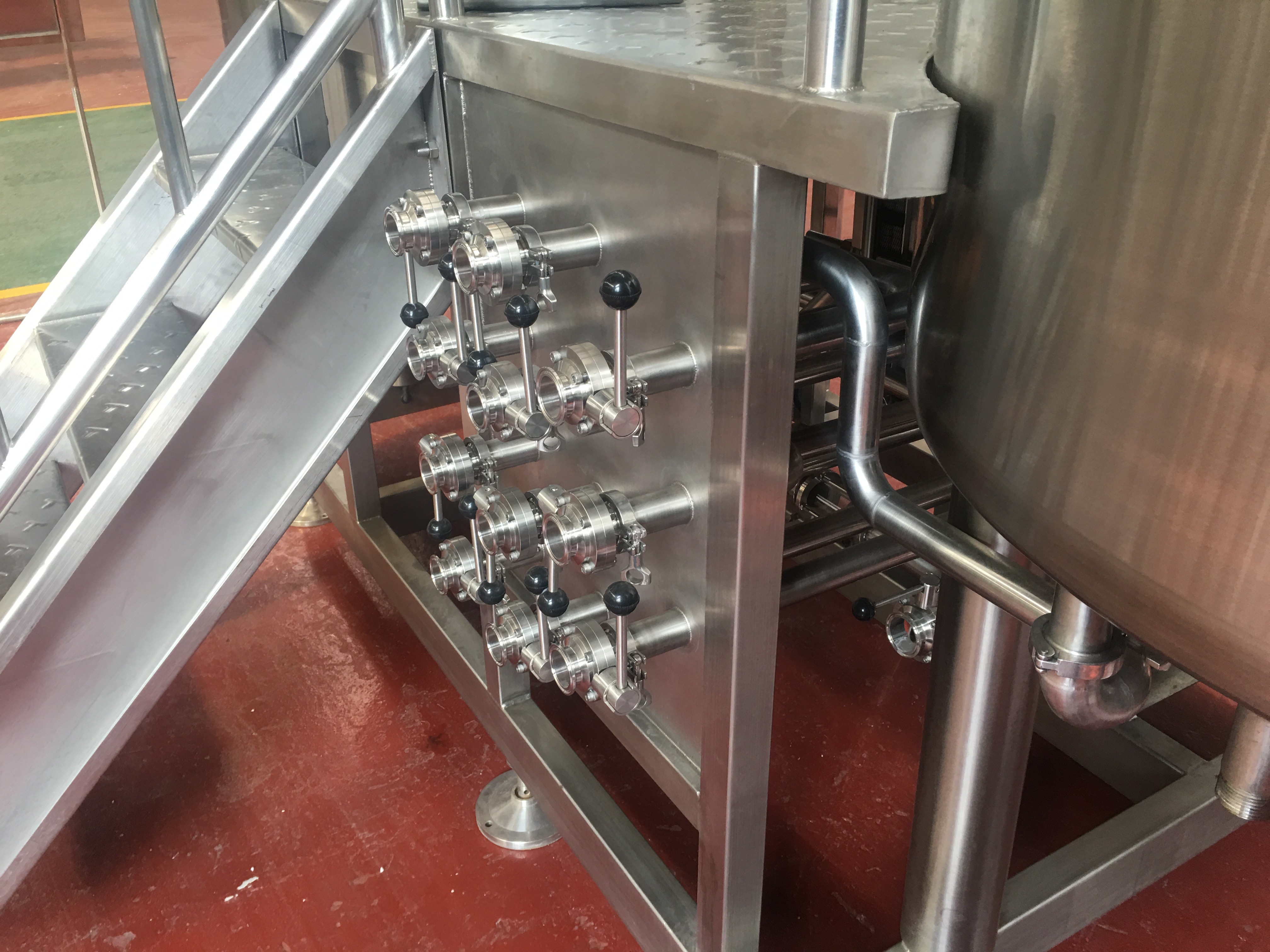 5000L Large Scale Beer Brewing Equipment Vertical Type Polished Surface