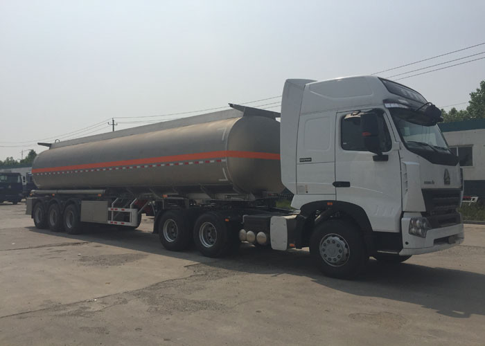 Large Capacity Diesel Semi Trailer Fuel Tanker Truck Tri - Axle 50 - 80 Tons