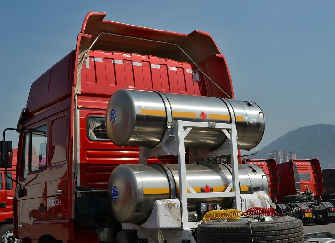 Shacman Truck Head 6*4 Drive Mode Horse Tractor LNG Big Gas Tanker 380hp Coal Transportation