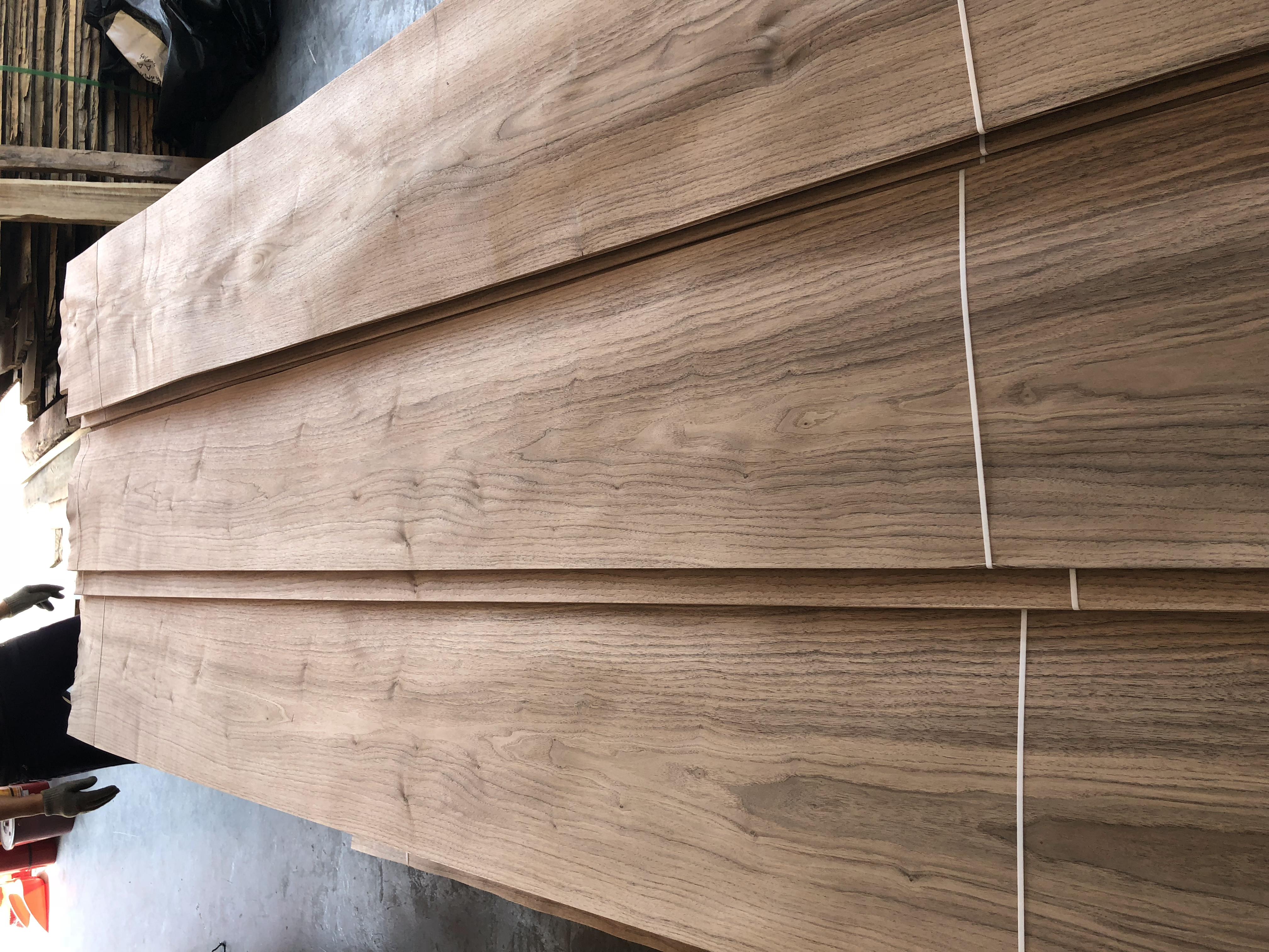 Natural veneer clear texture mountain pattern black walnut veneer for Interior decor plywood face board