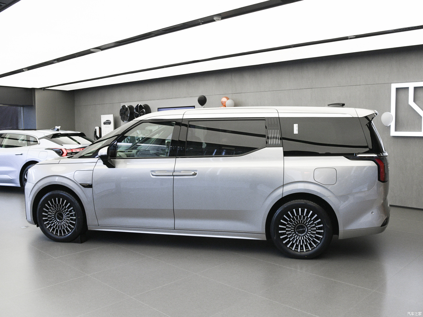 3205 Wheelbase Smart Petrol MPV Cars Gasoline With Manual Transmission