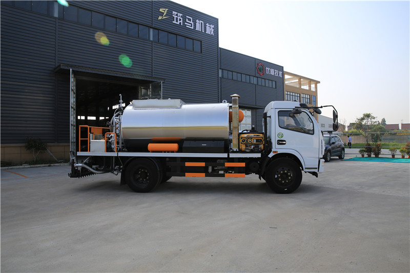 HOWO 4000L Asphalt Construction Equipment Covered With Stainless Steel Sheets