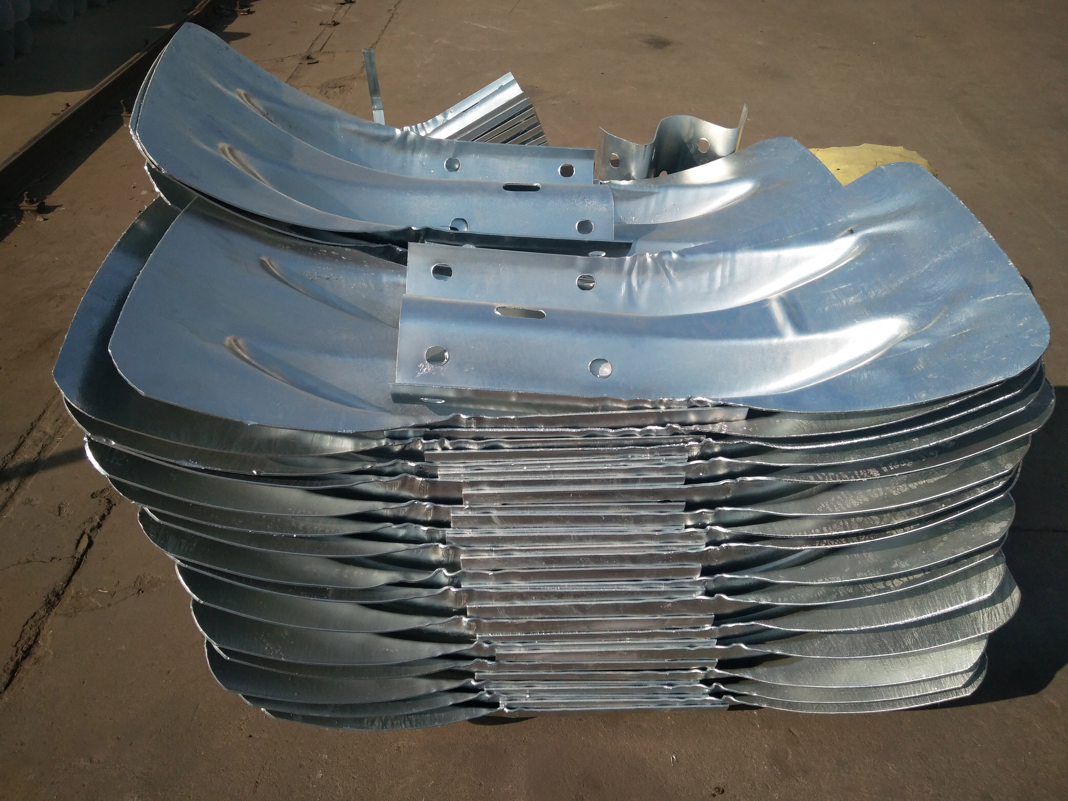 Highway Road Vehicle Barrier Galvanized Powder Coated Thrie Beam W Beam Guardrail