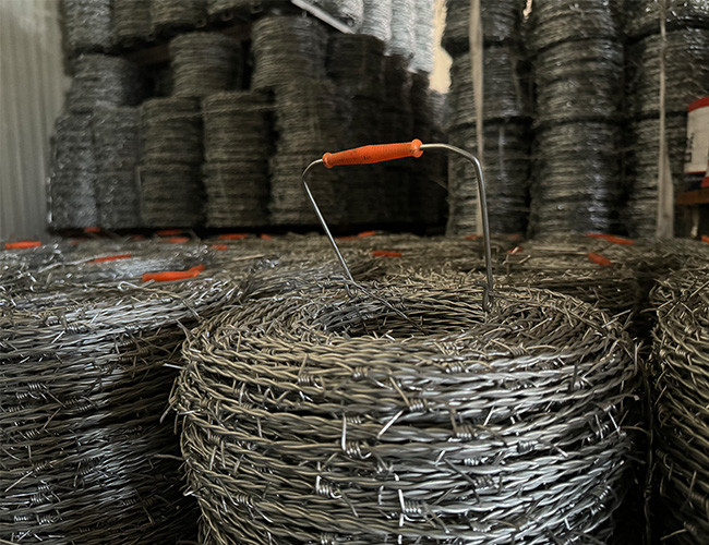 1.8mm Double Strand Traditional Twist Hot Dipped Galvanized Steel Barbed Wire Coils
