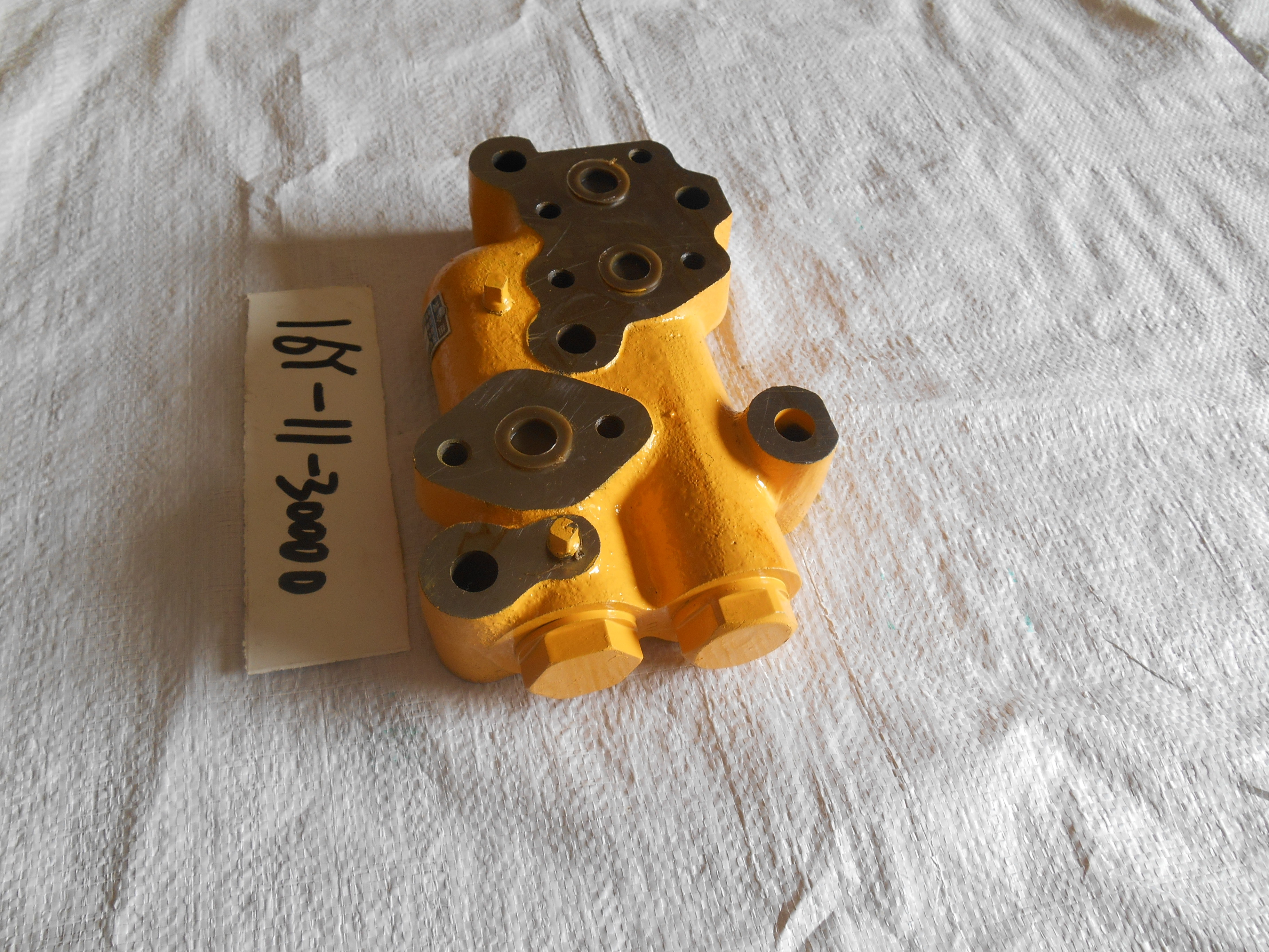 16Y-11-30000 (2) Combination valve bulldozer parts most complete