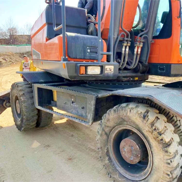 Transport Length 9.445m Doosan DX210W Used Excavator with 0.92m3 Bucket Capacity