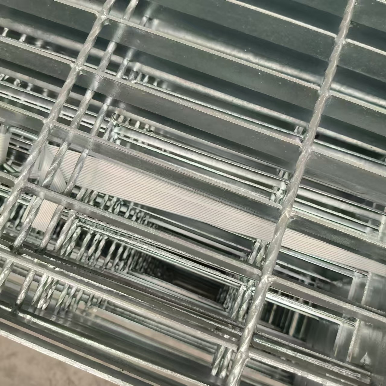 Anti Fatigue Steel Grating Mats Enhanced Worker Comfort And Safety In Industrial Settings