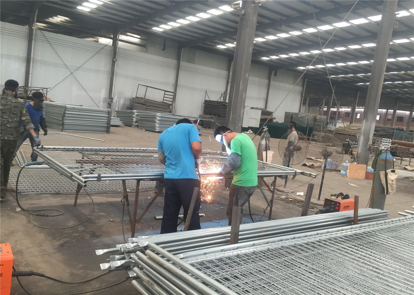 Construction Temporary Fencing Easy Portable Fortress Fence Panels 2.1m x 2.4m Mesh 60mm*150mm diameter 3.5mm
