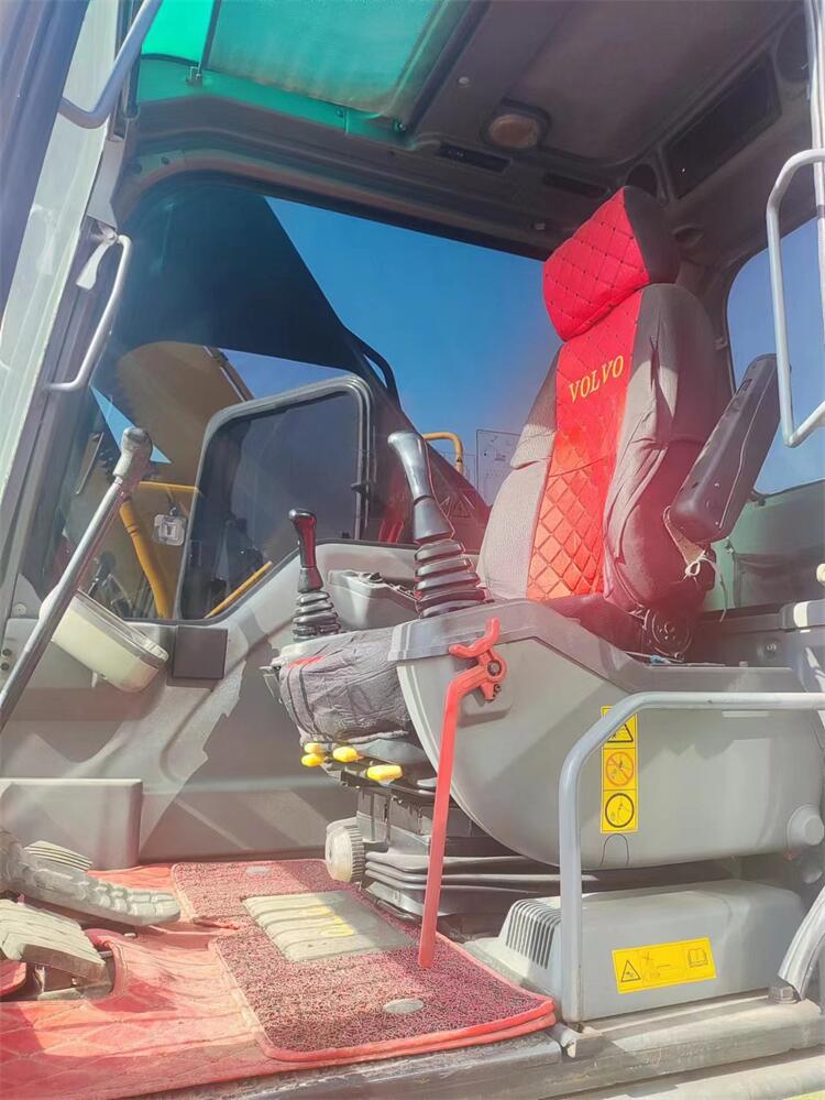 Volvo EC240 Hydraulic Digger Excavator Perfect for Digging and Construction Work