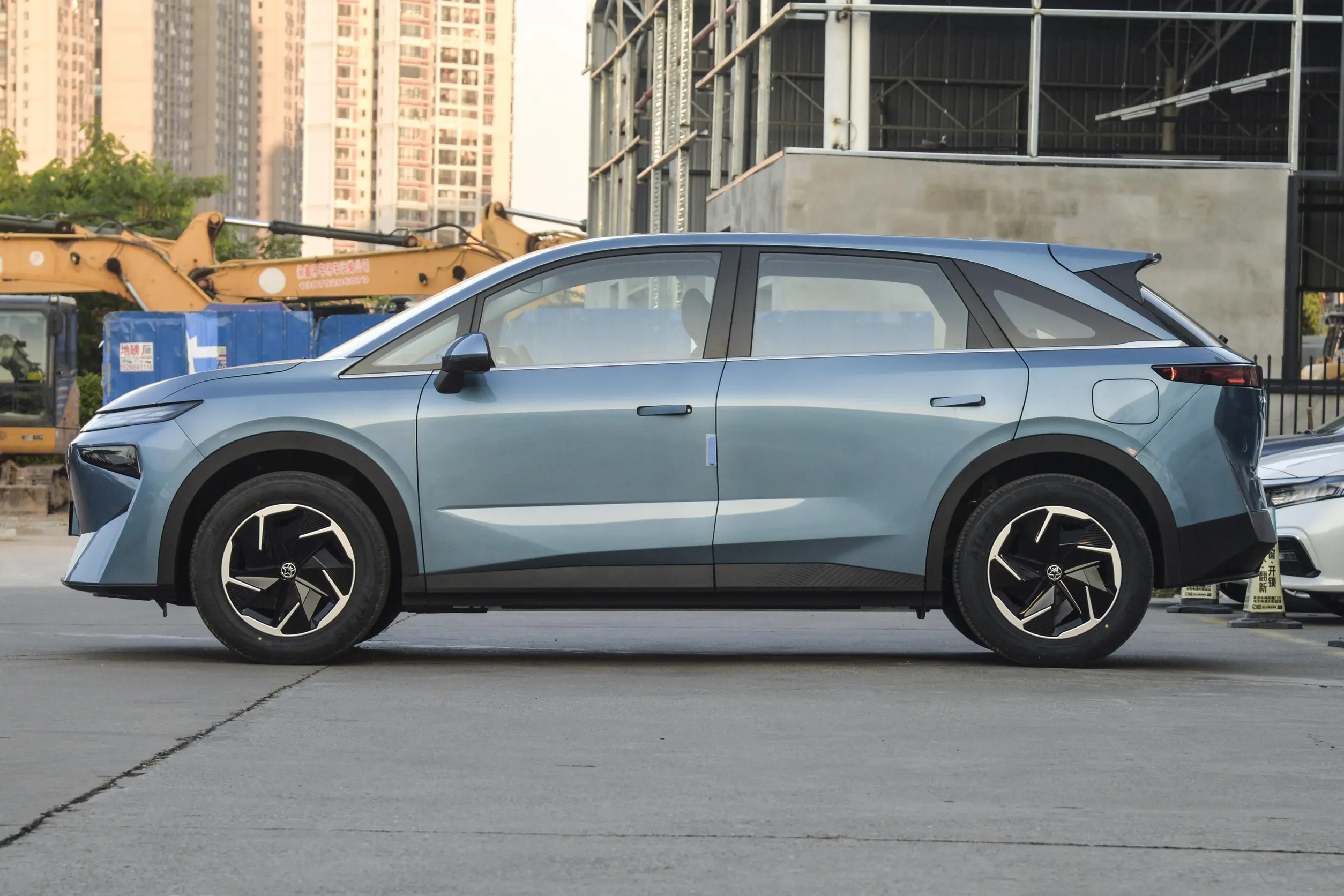 Venucia VX6 Electric Car High Speed Electric Vehicles with Max Speed 165km/h at 2850mm Wheelbase