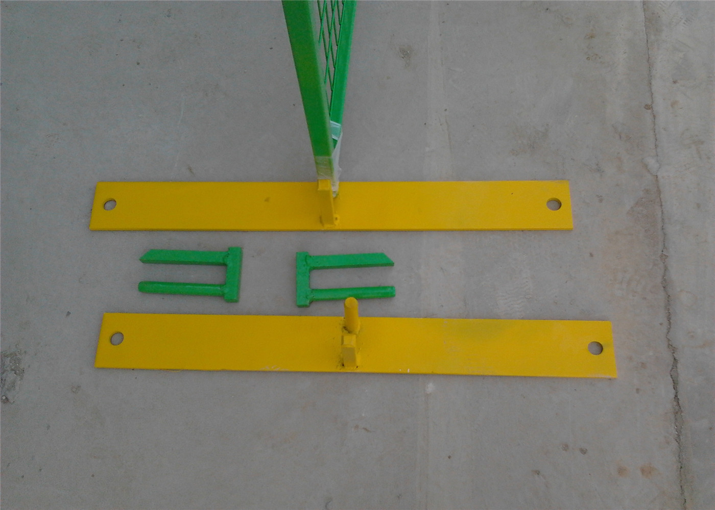 Canada Rental Temporary Construction Fence H 8’/2430mm*W9.5’/2900mm frame tubing 1"/25mm*16ga thick middle brace 3/4"