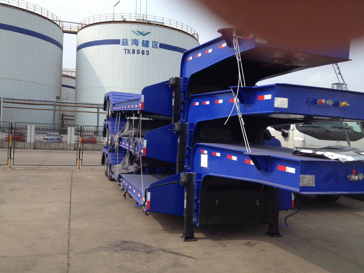 50 Ton Capacity Low Boy Truck Semi Trailer with Hydraulic Ramp and Main Beam Q345B