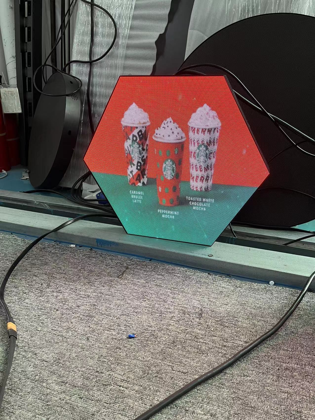Customized Special Shaped Hexagon LED Display Non Linear Correction Network Technology P2