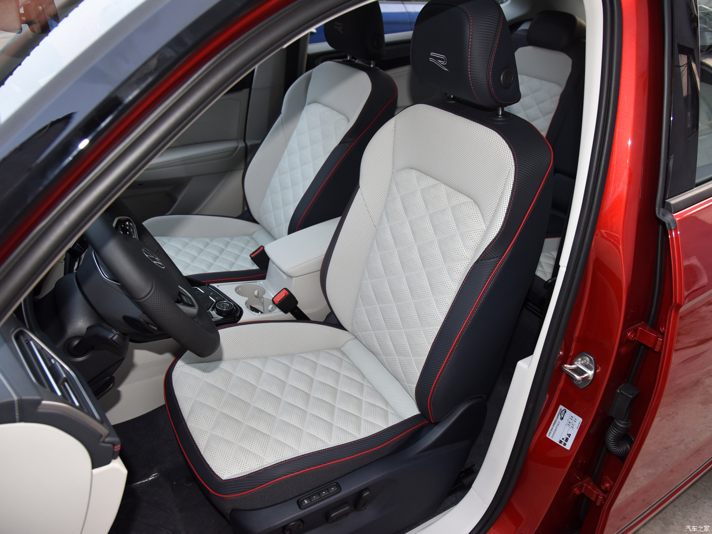 Medium Sized SUV Volkswagens Tayron X 1.4T Luxury Gasoline Commuter Car with Curb Weight 1000kg-2000kg and Wheelbase 2500-3000mm