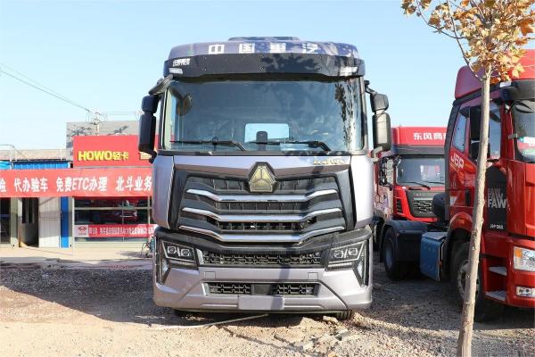 HOWO Heavy Truck Tractor High Roof Deflector 6X4 Diesel 16 Gears 480 Horsepower