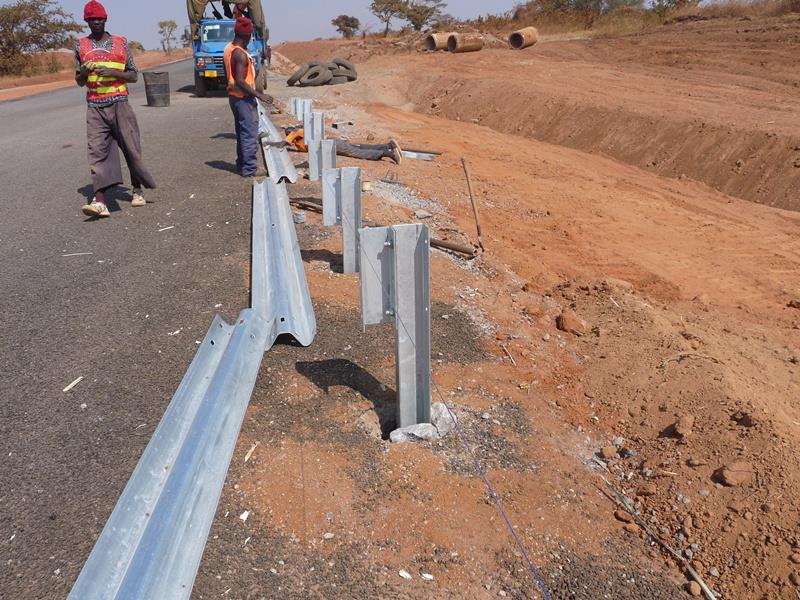 Road Safety Barrier with Q235 Q345 Steel Material and AASHTO M-180 Standard