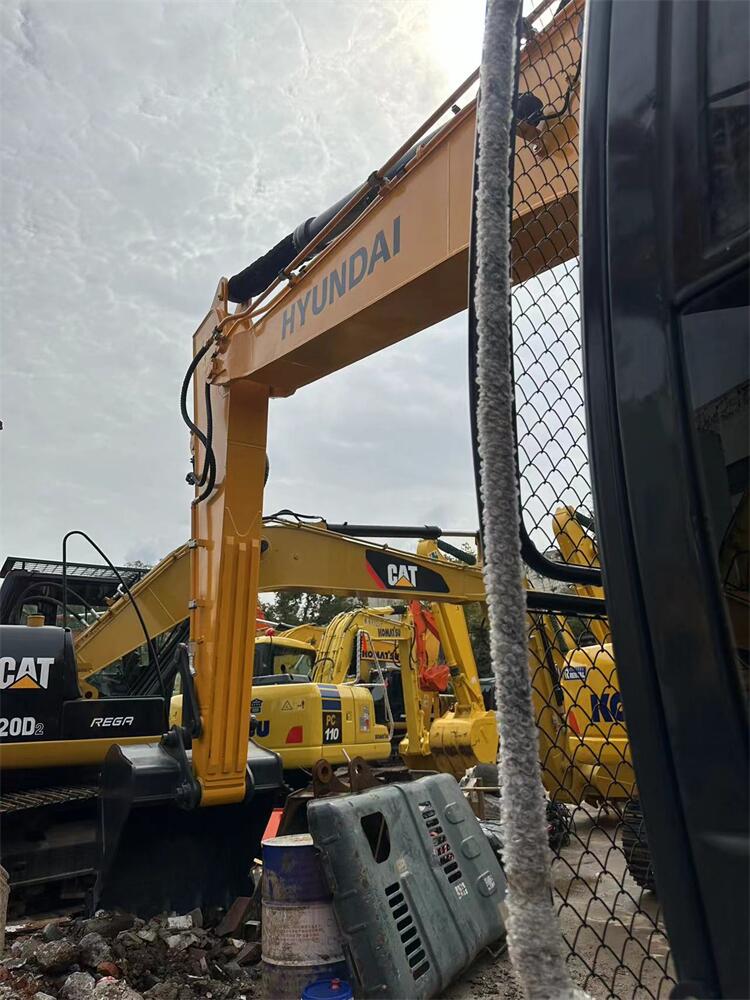 1.05m3 Bucket Capacity Original Korea Hyundai Used Crawler Excavator R220-9S in Shanghai