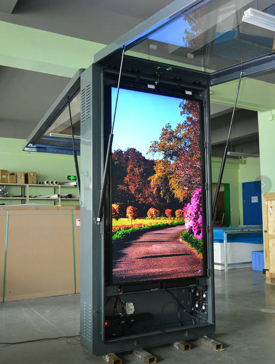 4K UHD 65" Outdoor Lcd Advertising Screen 2500cd/M2 With PCAP Touch