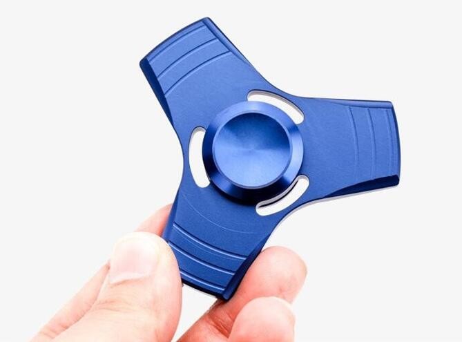 Desk toy spinner aluminium colorful fidget metal tri angle fight edc aluminum spinner with display box 1110