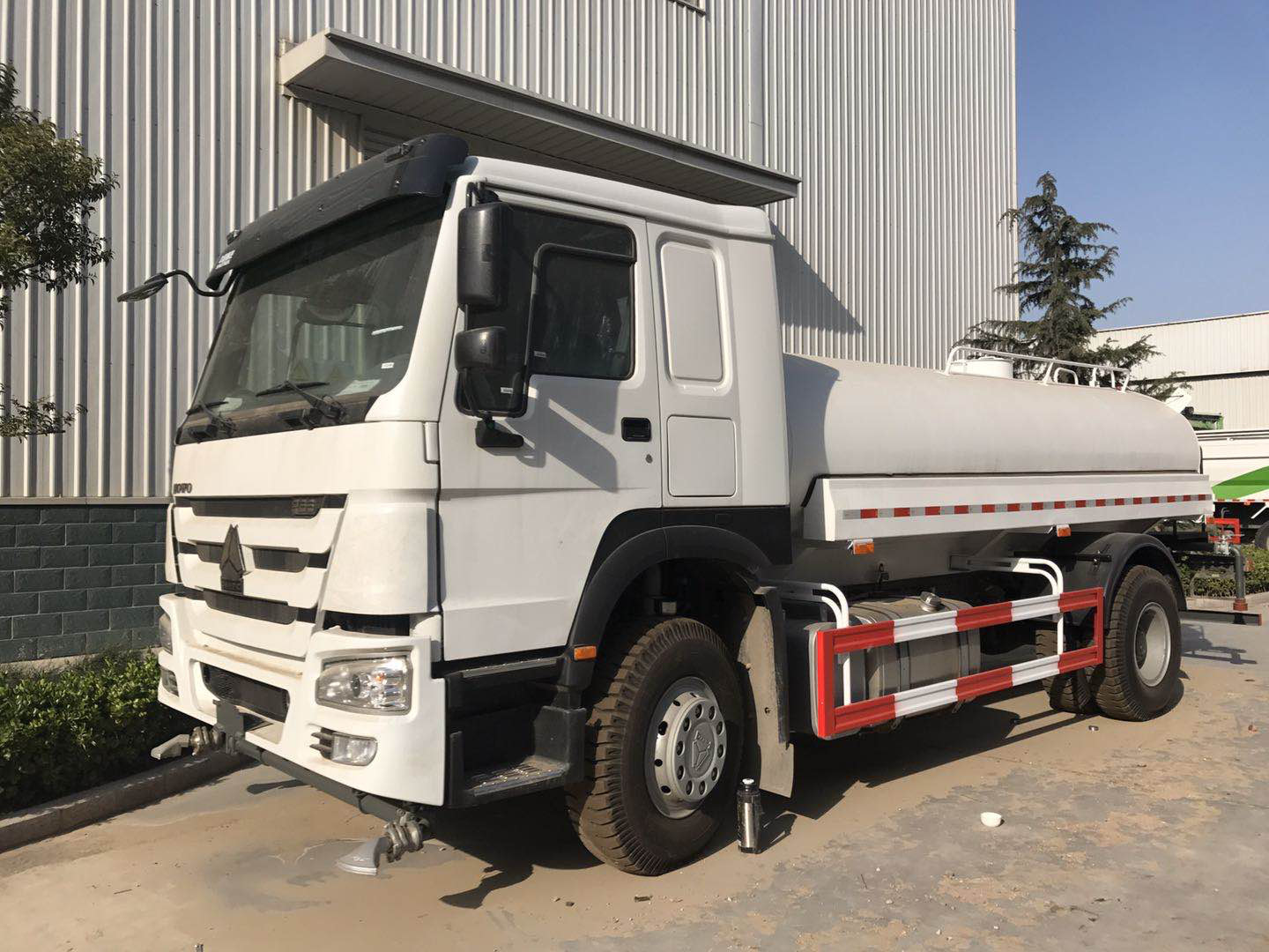 Sinotruk Howo 7 6x4 Q345B 20000L Water Spray Truck