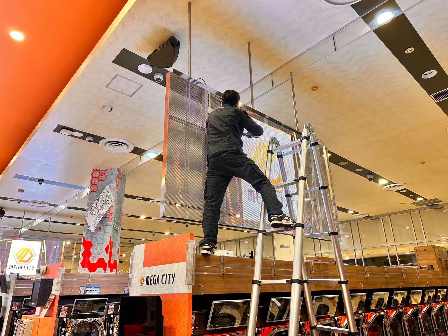 Double-sided P3.91 Transparent LED Screen Max Power Consumption 440W/m2 ODM
