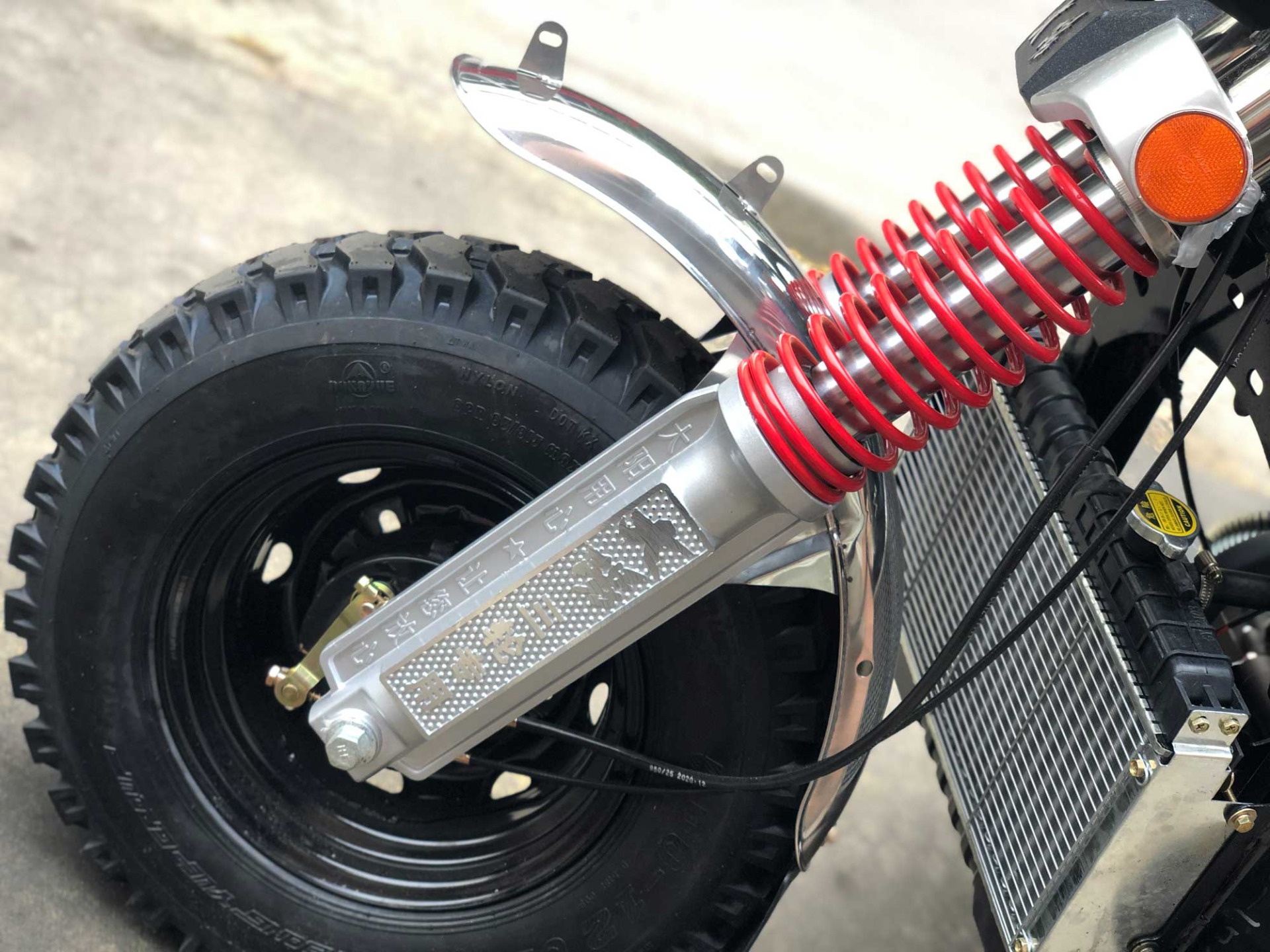 DAYANG Motorized Tricycle Cargo Tricycle Three Wheel Motorcycle with 12V Battery System